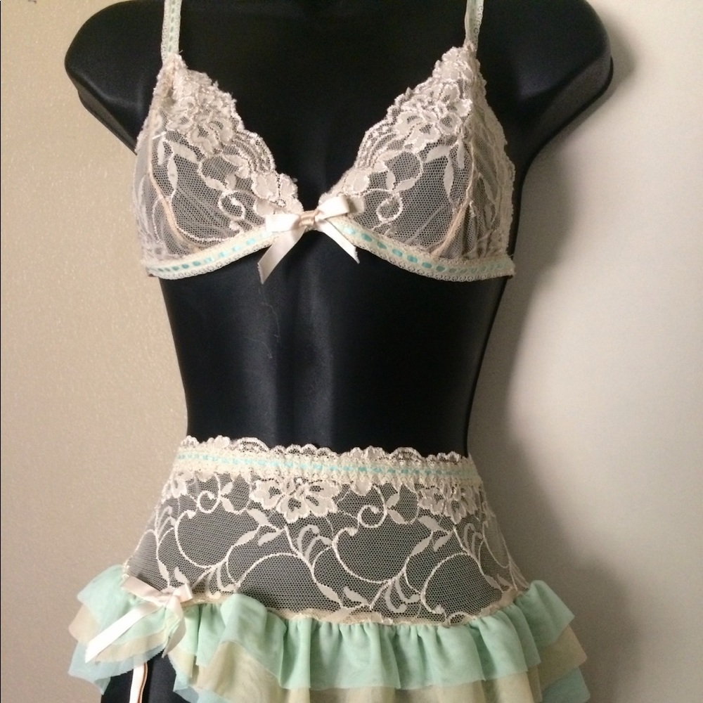 ✨💚💎 Frederick’s of Hollywood Garter/Bra set